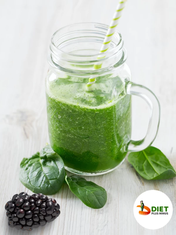Spinach and blackberries green smoothie