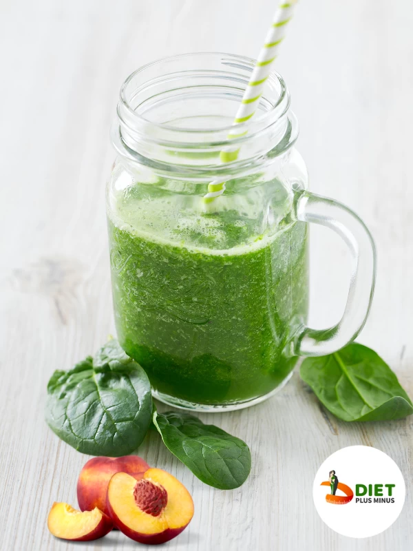 Spinach and peach green smoothie