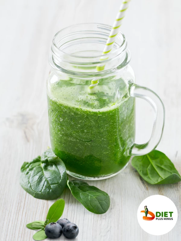Spinach and blueberries green smoothie
