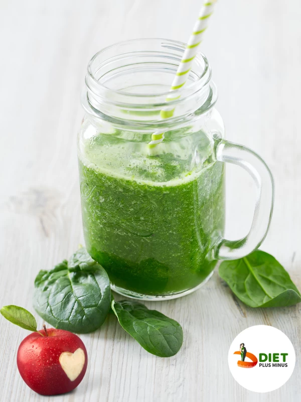 Spinach and apple green smoothie