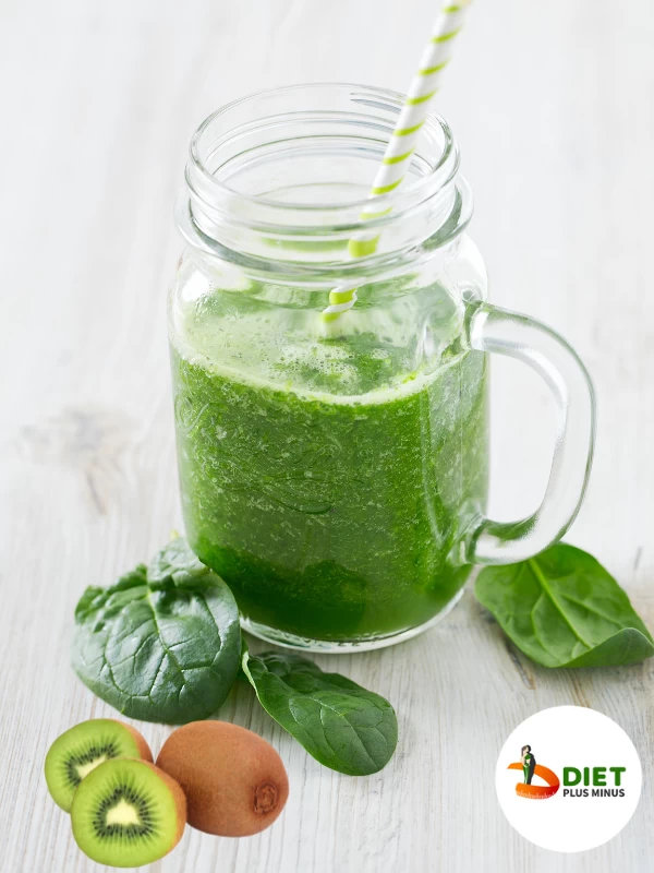 Spinach and kiwi green smoothie